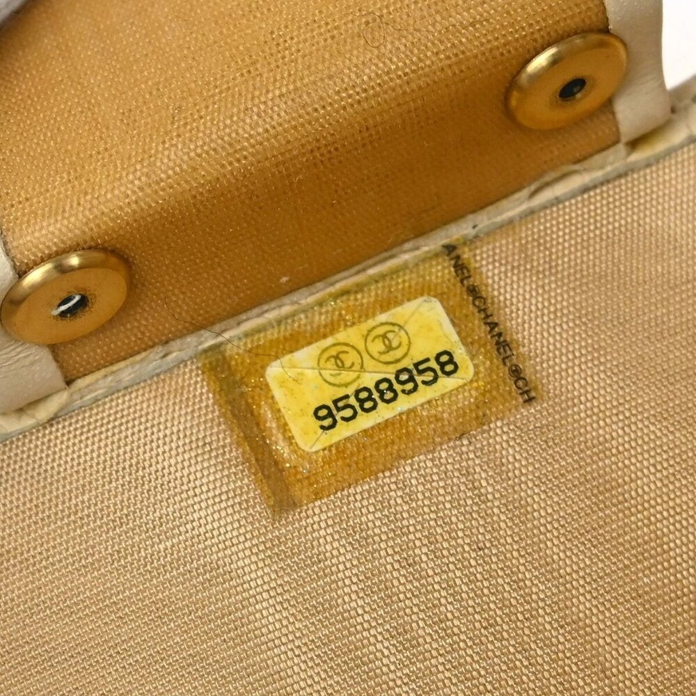 Chanel White Calfskin Six Hook Key Case Small Good 195141 - Picture 7 of 12